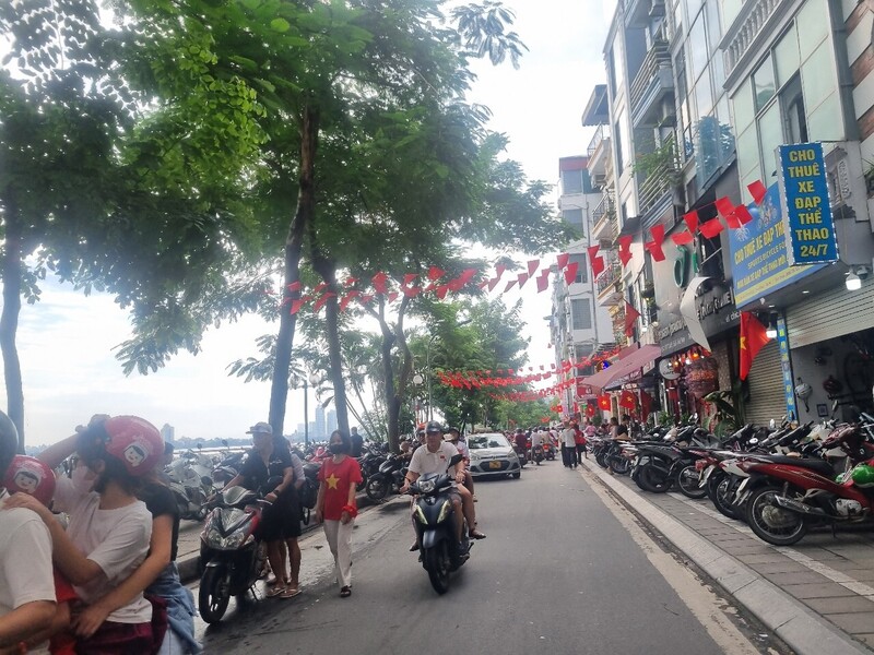 Nhiều cá nhân tự ý trông giữ xe ven Hồ Tây, thu phí 40.000–50.000 đồng/xe máy, cao hơn nhiều lần so với quy định. Ảnh: Văn Thi