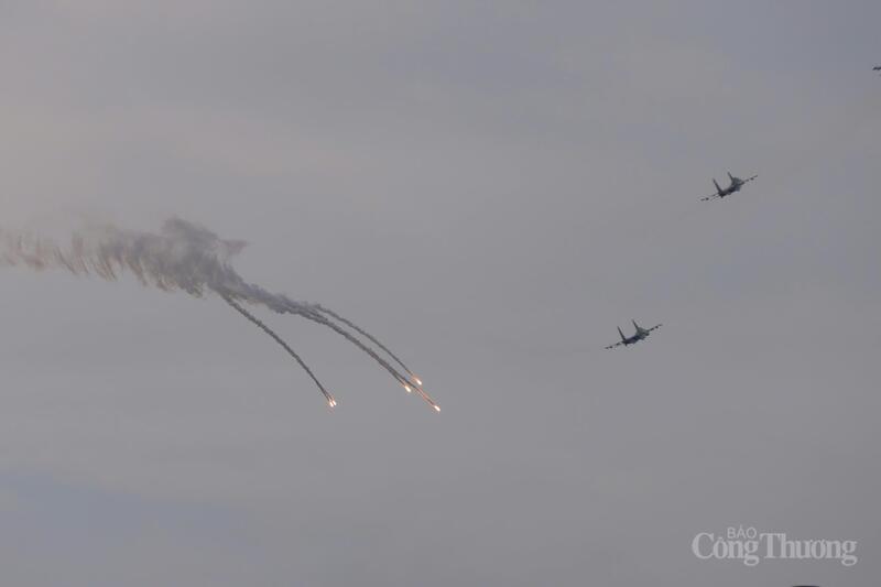 Biên đội Su-30MK2 đồng loạt cơ động, thả bẫy nhiệt tạo hiệu ứng mãn nhãn cho khán giả