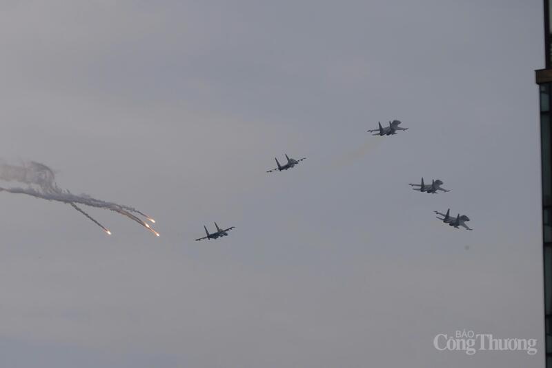 Dải sáng bẫy nhiệt từ Su-30MK2 tạo nên khoảnh khắc hùng tráng trong lễ tổng duyệt