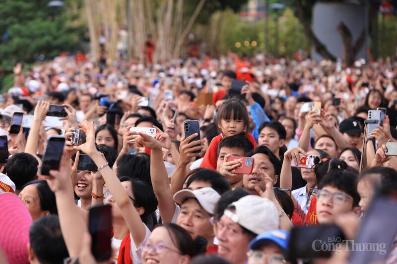 Hàng vạn người tập trung dọc các tuyến phố trung tâm, cổ vũ và ghi hình những màn biểu diễn diễu binh, diễu hành