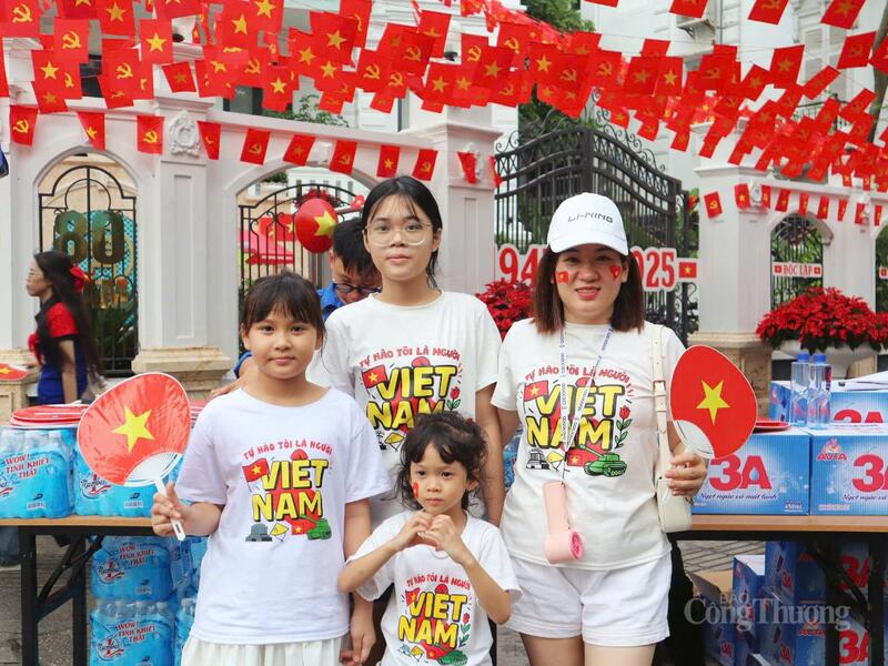 Chị Huế cùng gia đình vui vẻ đón nhận những chai nước, phần quà - Ảnh: Phương Trang