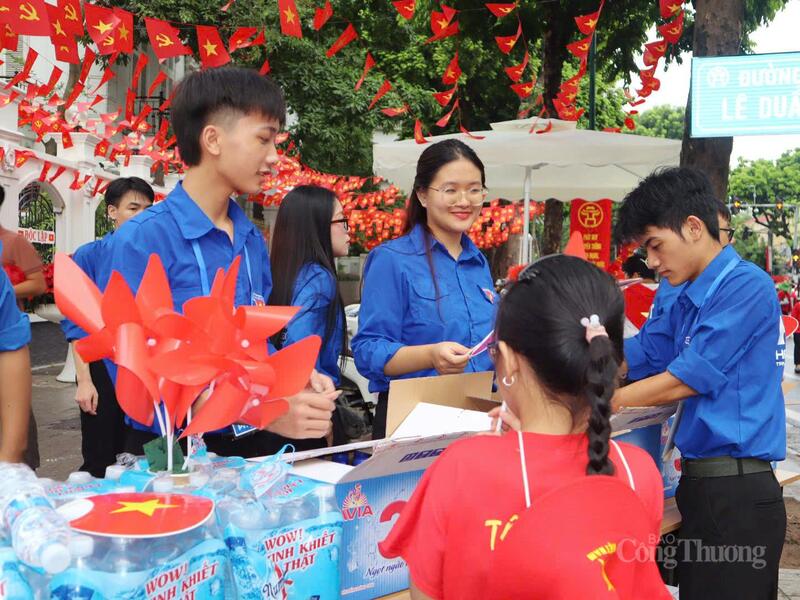 Hoạt động tặng nước uống miễn phí tới người dân xem Tổng hợp luyện Lễ kỷ niệm diễu binh, diễu hành 80 năm Cách mạng Tháng Tám và Quốc khánh 2/9