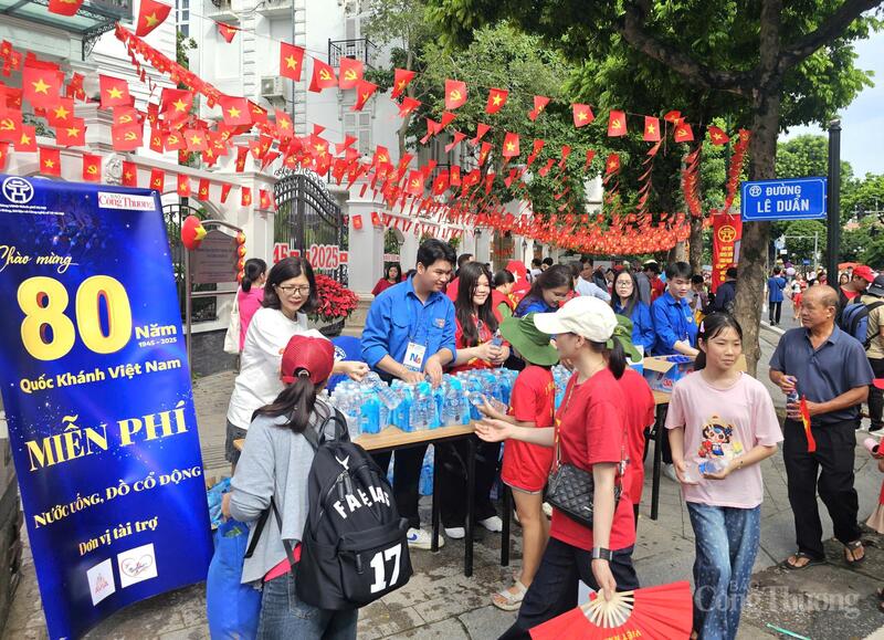 Hàng nghìn phần quà được tặng góp phần hỗ trợ người dân trong điều kiện thời tiết nắng nóng.