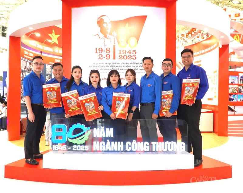 Đoàn Thanh niên Bộ Công Thương thăm gian trưng bày của Bộ