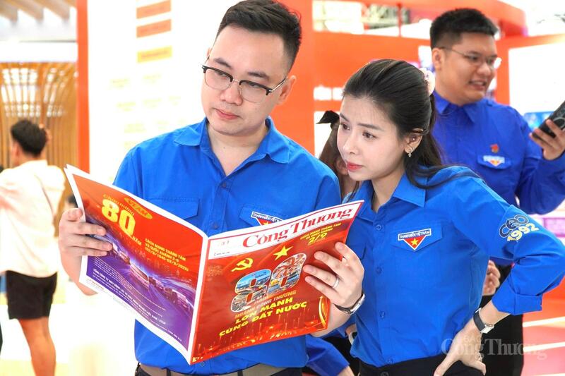 Các đoàn viên, thanh niên Bộ Công Thương đón đọc số báo đặc biệt của Báo Công Thương chào mừng kỷ niệm 80 năm Quốc khánh 2/9