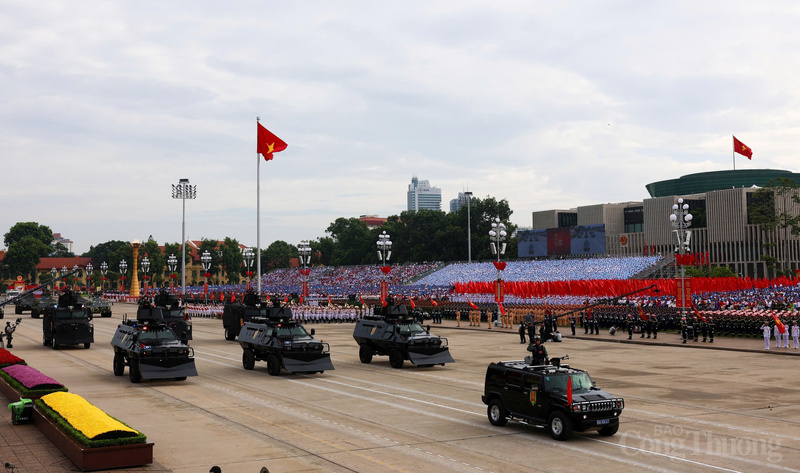 Xe bọc thép Shinjeong S5 được trang bị một súng máy trên nóc, cùng hệ thống cảm biến, ống phóng lựu đạn khói, hệ thống phá sóng và nhiều trang thiết bị hiện đại khác