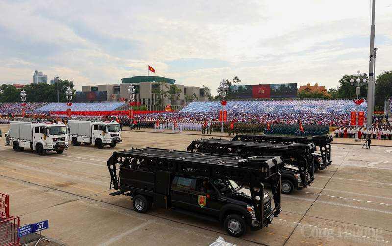 Xe trung tâm chỉ huy tác chiến cơ động được trang bị hệ thống trạm chuyển tín hiệu, tăng phạm vi liên lạc, hỗ trợ đắc lực công tác chỉ huy tác chiến ngay cả trong điều kiện bị áp chế điện tử. Xe đặc chủng hỗ trợ tác chiến đa năng được thiết kế đặc biệt để thực hiện chức năng nâng, kéo xe vượt chướng ngại vật phục vụ công tác, chiến đấu và cứu hộ, cứu nạn; giúp cán bộ, chiến sĩ nhanh chóng và bí mật xâm nhập vào các vị trí trên cao.