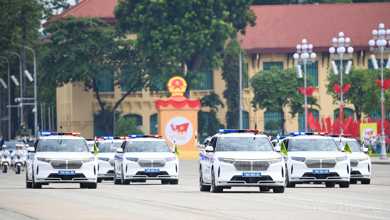 Khối xe chỉ huy giao thông dẫn đoàn