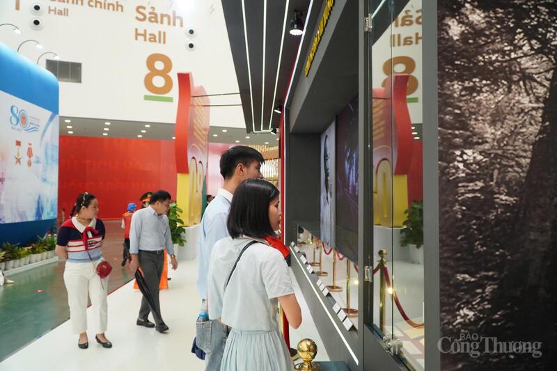 Người trẻ say mê tìm hiểu về lịch sử quân sự tại gian trưng bày của Bộ Quốc phòng.