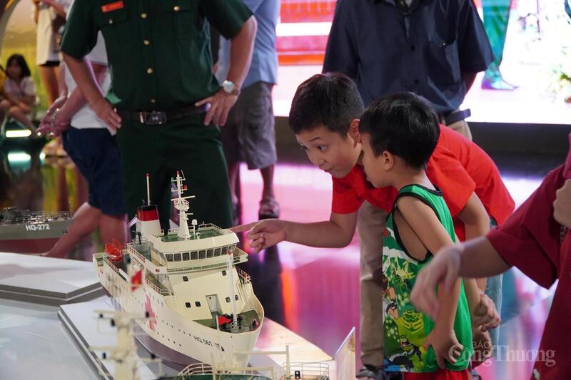 Các em nhỏ thích thú ngắm nhìn các mô hình khí tài, thiết bị quân sự Việt Nam