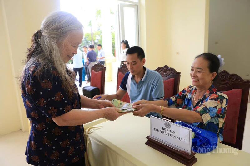 Người dân thôn Đồi Cao, xã Tam Đảo, tỉnh Phú Thọ phấn khởi nhận món quà Tết Độc lập.