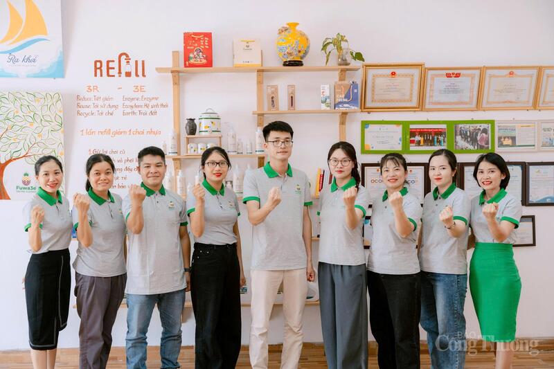 Anh Lê Duy Hoàng cùng các cộng sự tại Fuwa3e