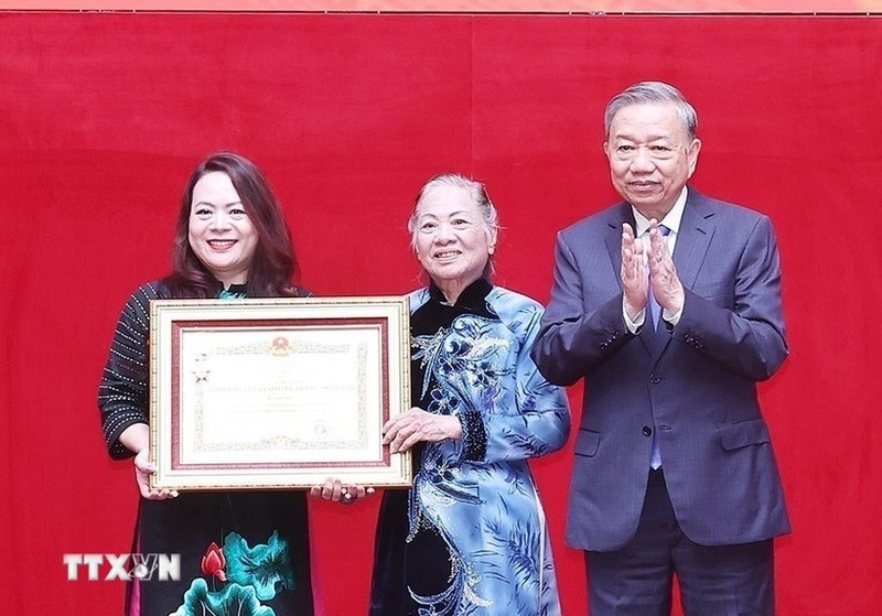 Tổng Bí thư Tô Lâm thay mặt lãnh đạo Đảng, Nhà nước trao Danh hiệu Anh hùng Lực lượng vũ trang nhân dân cho đại diện gia đình Thượng tướng Bùi Thiện Ngộ. Ảnh: Thống Nhất/TTXVN