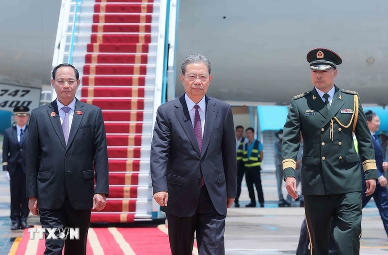 Phó Chủ tịch Quốc hội Trần Quang Phương đón Ủy viên trưởng Nhân đại toàn quốc Trung Quốc Triệu Lạc Tế tại Sân bay quốc tế Nội Bài. Ảnh: An Đăng/TTXVN
