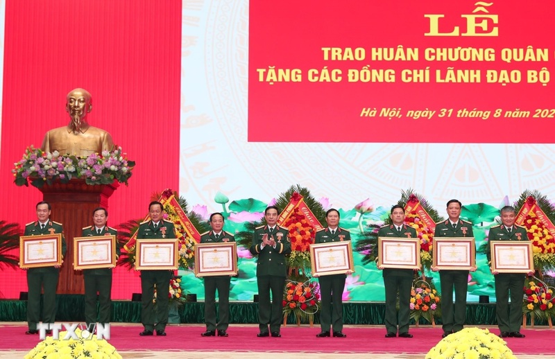 Thừa ủy quyền của Chủ tịch nước, Đại tướng Phan Văn Giang, Ủy viên Bộ Chính trị, Phó Bí thư Quân ủy Trung ương, Bộ trưởng Bộ Quốc phòng trao Huân chương Quân công hạng Nhất, hạng Nhì cho các đồng chí lãnh đạo Bộ Quốc phòng. Ảnh: Trọng Đức/TTXVN