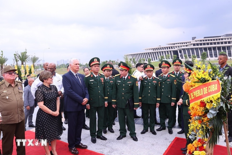 Bí thư Thứ nhất, Chủ tịch nước Cuba Miguel Díaz-Canel Bermúdez và Phu nhân tới đặt vòng hoa tại cụm tượng tri ân các chuyên gia quân sự Cuba tại Bảo tàng Lịch sử Quân sự Việt Nam. Ảnh: Văn Điệp/TTXVN