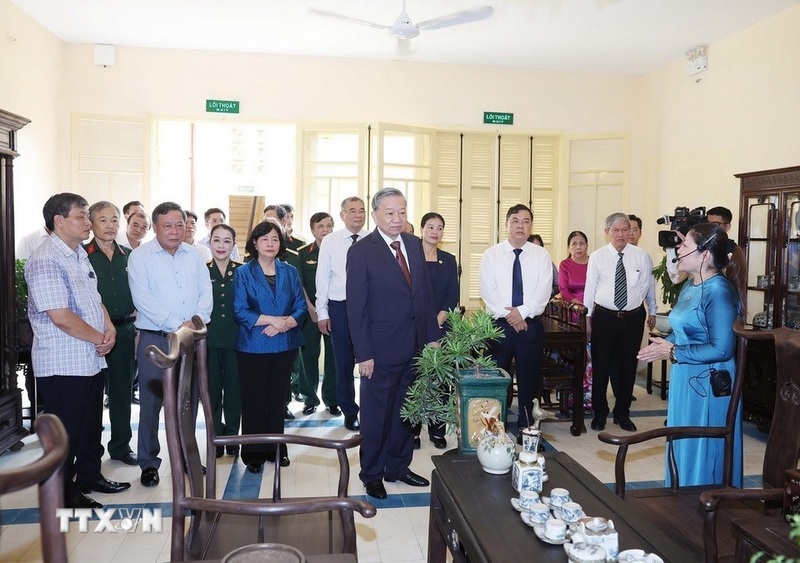 Tổng Bí thư Tô Lâm thăm di tích nhà số 48 Hàng Ngang. Ảnh: Thống Nhất/TTXVN