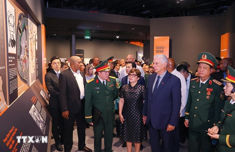 Bí thư Thứ nhất, Chủ tịch nước Cuba Miguel Díaz-Canel Bermúdez và Phu nhân tham quan trưng bày hiện vật thời chiến tranh tại Bảo tàng Lịch sử Quân sự Việt Nam. Ảnh: Văn Điệp/TTXVN