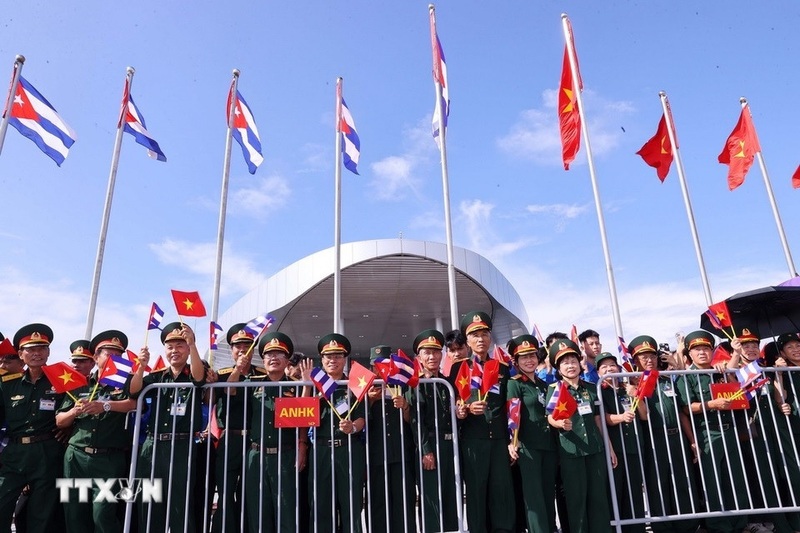 Lực lượng quân đội đón Bí thư Thứ nhất, Chủ tịch nước Cuba Miguel Díaz-Canel Bermúdez và Phu nhân tại sân bay quốc tế Nội Bài. Ảnh: Văn Điệp/TTXVN