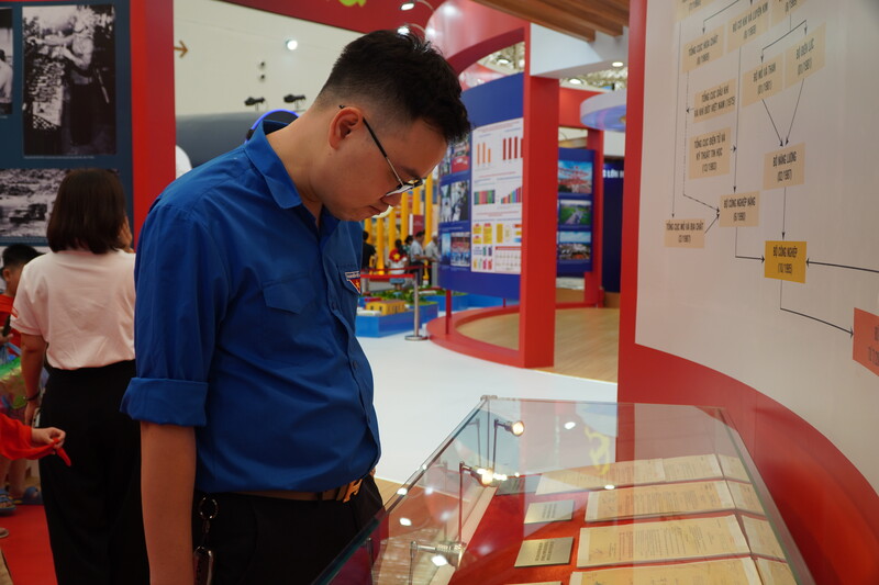 Không gian trưng bày của Bộ Công Thương gây ấn tượng mạnh với khách tham quan nhờ cách bố trí hiện đại. Ảnh: Minh Trang