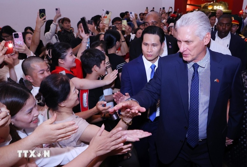 Bí thư Thứ nhất, Chủ tịch nước Cuba Miguel Díaz-Canel Bermúdez giao lưu với người dân tại Bảo tàng Lịch sử Quân sự Việt Nam. Ảnh: Văn Điệp/TTXVN