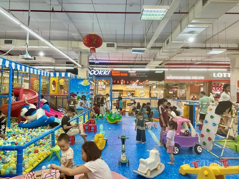 Điểm vui chơi tại Trung tâm thương mại Soiva (tỉnh Phú Thọ) cũng đông kín