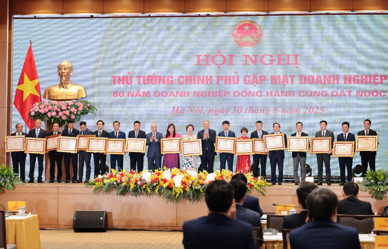 Ông Nguyễn Đức Thụy – Chủ tịch HĐQT LPBank (thứ 8 từ trái sang) đại diện Ngân hàng nhận bằng khen của Thủ tướng Chính phủ trong công tác an sinh xã hội