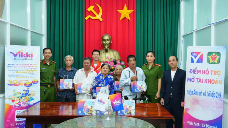 Đại diện Ngân hàng số Vikki trao tặng quà điện thoại thông minh cho các hộ dân có hoàn cảnh khó khăn tại Đồng Nai. Ảnh: HD Bank