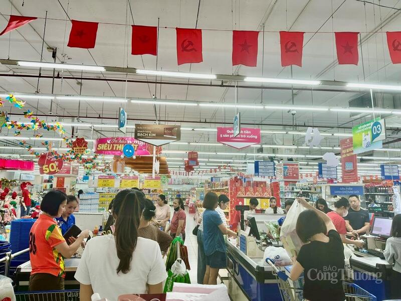 Người dân "đổ xô" tới Siêu thị Co.op Mart để mua sắm từ sáng 31/8