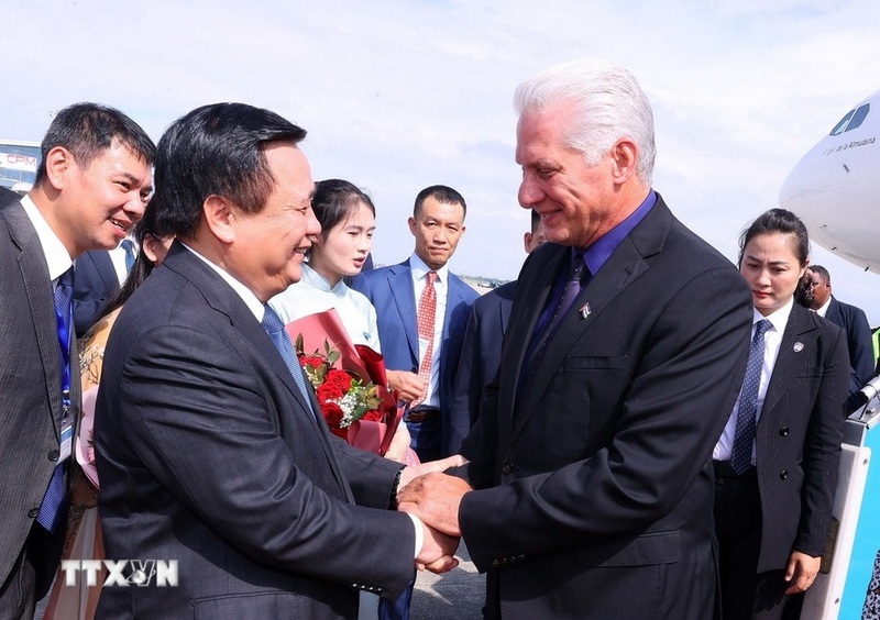 Đồng chí Nguyễn Xuân Thắng, Ủy viên Bộ Chính trị, Giám đốc Học viện Chính trị quốc gia Hồ Chí Minh, Chủ tịch Hội đồng Lý luận Trung ương đón Bí thư Thứ nhất, Chủ tịch nước Cuba Miguel Díaz-Canel Bermúdez và Phu nhân tại sân bay quốc tế Nội Bài. Ảnh: Văn Điệp/TTXVN
