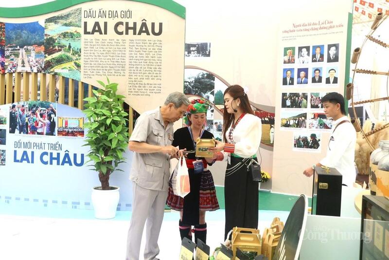 Gian hàng của tỉnh Lai Châu nhanh chóng thu hút sự chú ý và trở thành một trong những điểm ấn tượng nhất.