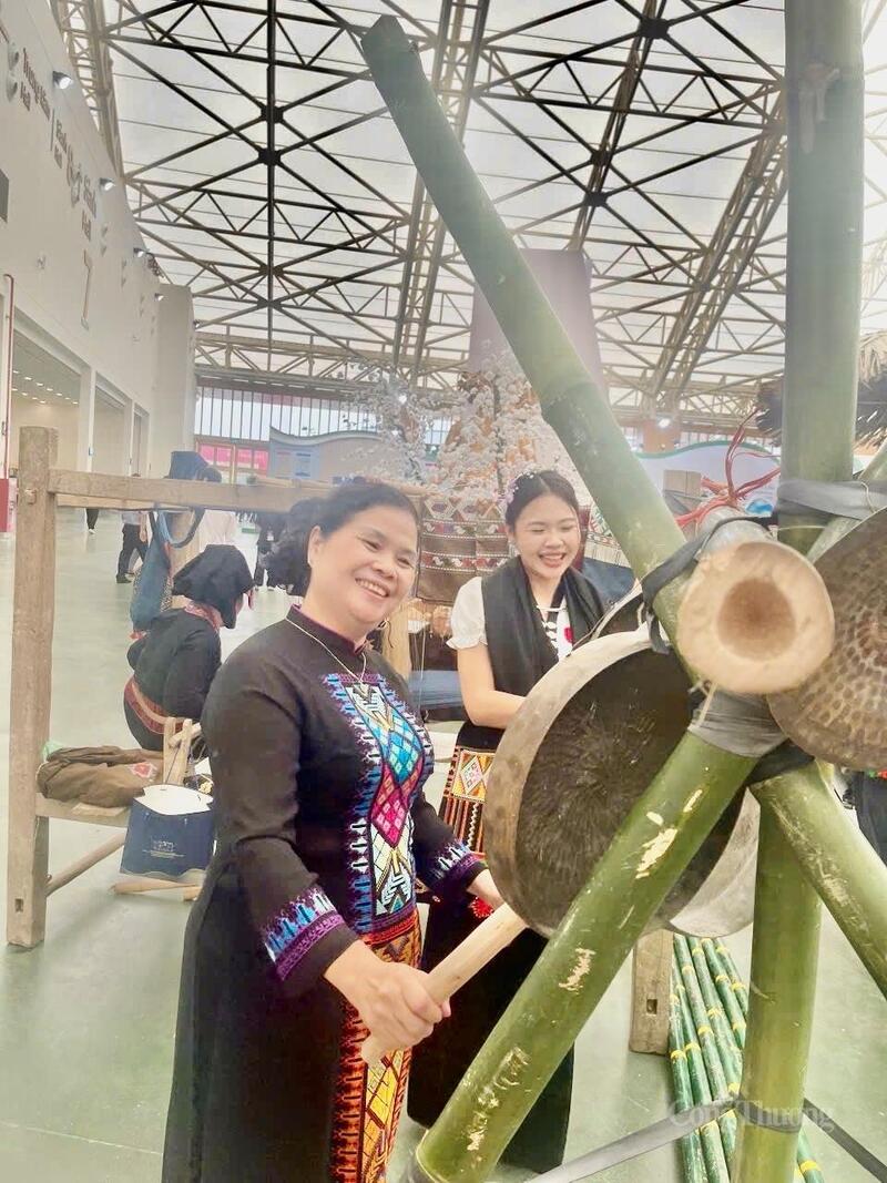 Bí thư Tỉnh ủy Lai Châu Giàng Páo Mỷ tự hào với truyền thống văn hóa địa phương tại Triển lãm thành tựu đất nước.