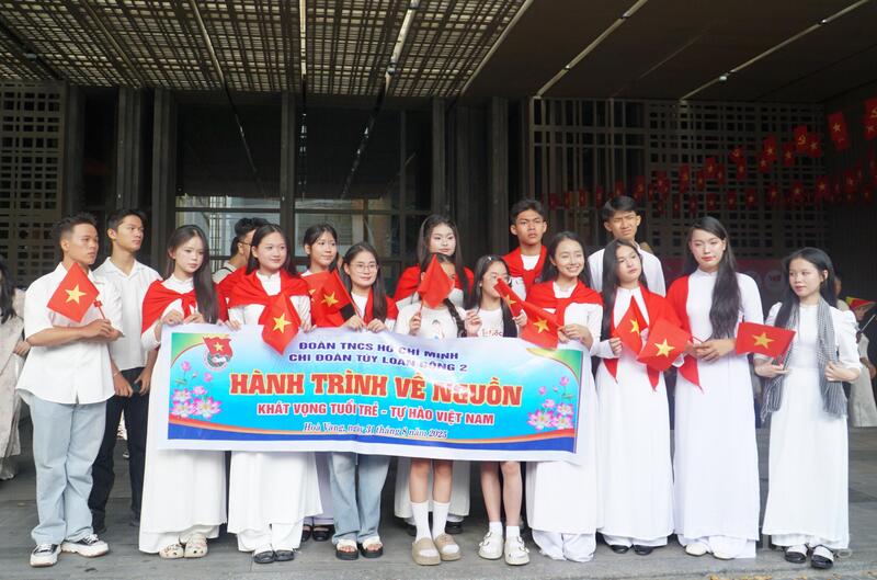 Một đoàn học sinh trong hành trình về nguồn tại Bảo tàng Đà Nẵng chiều 31/8