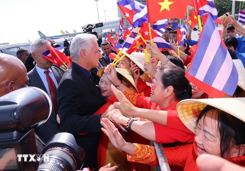 Bí thư Thứ nhất, Chủ tịch nước Cuba Miguel Díaz-Canel Bermúdez giao lưu với đông đảo người dân Thủ đô ra đón tại Sân bay quốc tế Nội Bài, Hà Nội. Ảnh: Văn Điệp/TTXVN