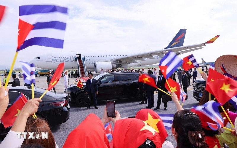 Đông đảo người dân Thủ đô Hà Nội đón Bí thư Thứ nhất, Chủ tịch nước Cuba Miguel Díaz-Canel Bermúdez và Phu nhân tại sân bay quốc tế Nội Bài. Ảnh: Văn Điệp/TTXVN