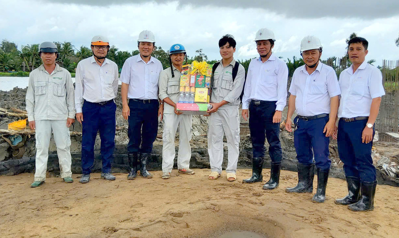 Ông Lâm Xuân Tuấn, Phó tổng giám đốc EVNSPC kiểm tra tiến độ, tặng quà nhà thầu tại dự án Trạm biến áp 110kV Ngan Dừa, tỉnh Cà Mau. Ảnh: EVNSPC.