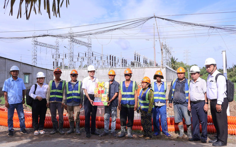 Ông Lâm Xuân Hải, thành viên HĐTV EVNSPC đến thăm hỏi, kiểm tra trạm biến áp 110kV Phú Thuận, 110kV Ba Tri - Bình Thạnh, tỉnh Vĩnh Long. Ảnh: EVNSPC.