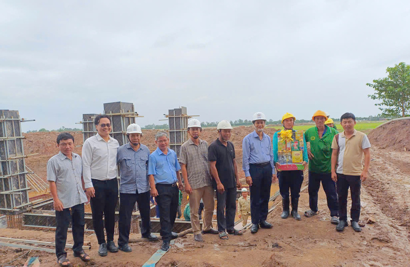 Thành viên HĐTV Bành Đức Hoài thăm và tặng qua tại tỉnh Đồng Tháp. Ảnh: EVNSPC