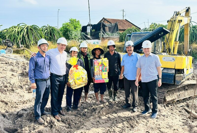 Ông Nguyễn Phước Đức, Tổng giám đốc EVNSPC (bên phải) thăm tặng quà đơn vị thi công tại công trường Hàm Tân - Tân Thành, tỉnh Lâm Đồng. Ảnh: EVNSPC