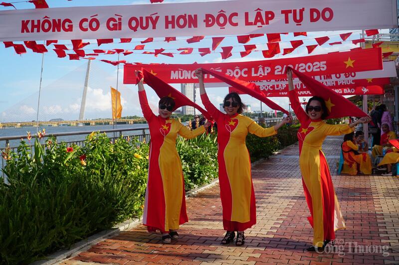 Điểm chung của rất nhiều người dân, du khách là mang trên mình màu áo cờ Tổ quốc hoặc khăn quàng màu cờ Tổ quốc.