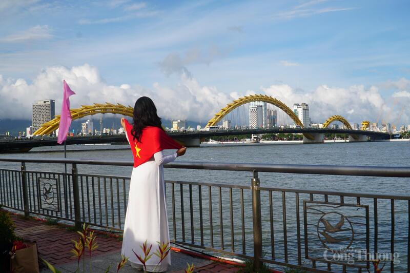 Người dân, du khách hào hứng check-in mừng Quốc khánh.
