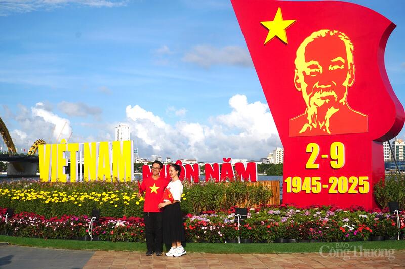 Tại khu vực Cầu Rồng, TP. Đà Nẵng đã bố trí các cụm trang trí để người dân check-in trong dịp Tết Độc lập