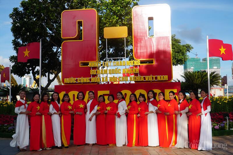 Ghi nhận của phóng viên Báo Công Thương, trong chiều 31/8, lượng người đến tham quan, thưởng lãm tại khu vực này rất đông.