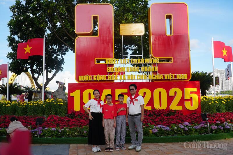 Nhiều gia đình cũng tranh thủ ghi lại những khoảnh khắc đẹp trong dịp kỷ niệm trọng đại của đất nước.