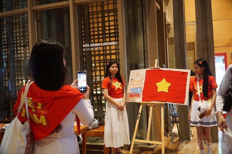 Tại đây đã được trang trí nhiều tiểu cảnh mang đậm không khí Quốc khánh 2/9.