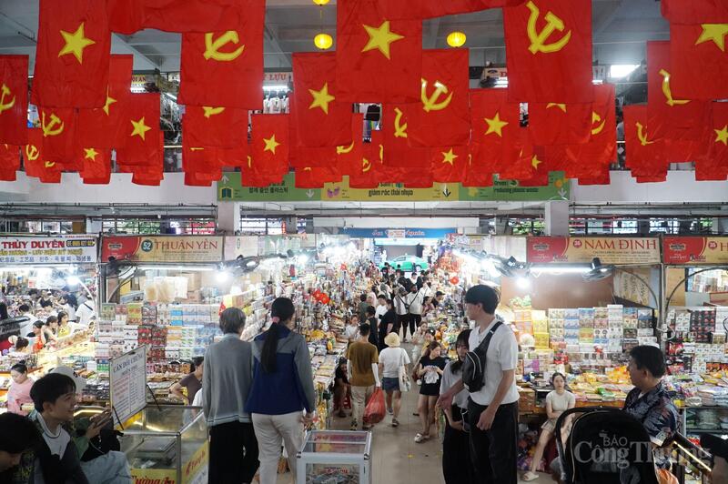 Chợ Hàn rực rỡ cờ hoa chào mừng Tết Độc lập