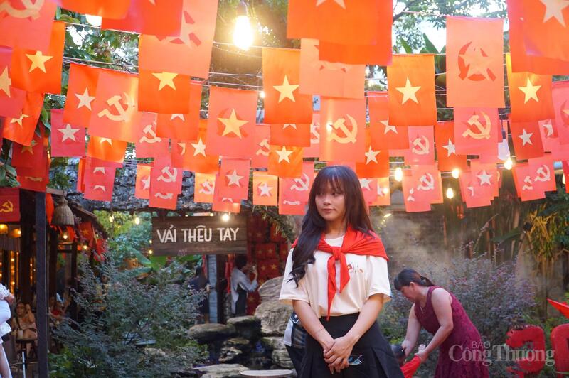 Hàng loạt quán cà phê tại TP. Đà Nẵng trang trí bằng cờ Tổ quốc rực rỡ