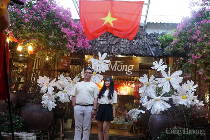 Các bạn trẻ dưới lá cờ Tổ quốc