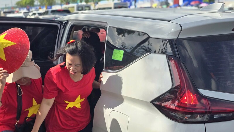 Nhiều người lựa chọn xuống xe giữa đường để đi bộ vào