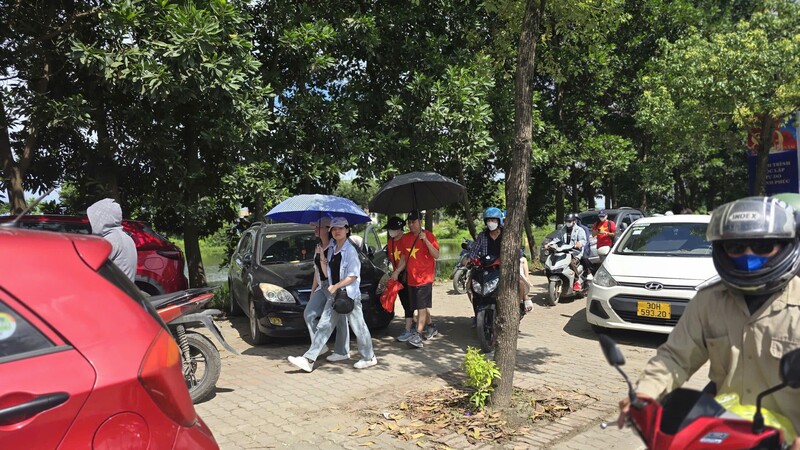 Người dân lựa chọn gửi xe cách trung tâm triển lãm 2-3 km để đi bộ vào